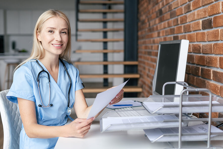 what are the qualifications to become a medical assistant
